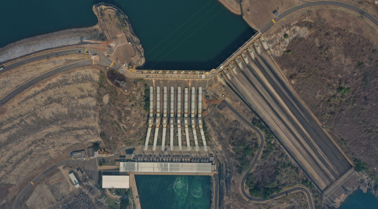 Visão aérea da hidrelétrica de Furnas, no Brasil