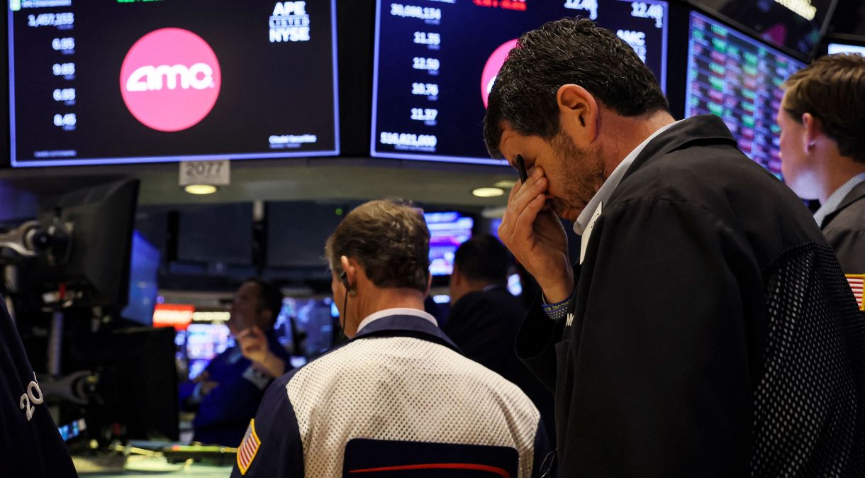 Dow Jones caía 1,16% na abertura, para 32.006,50 pontos