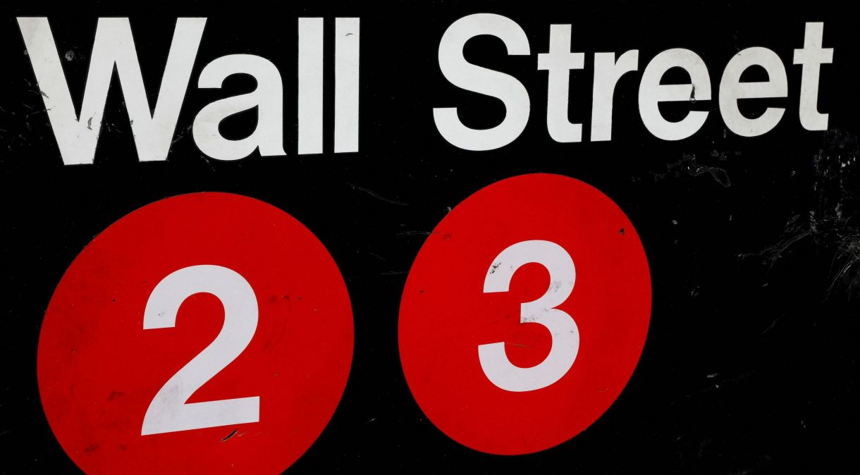 Placa sinaliza estação de metrô de Wall Street, em Nova York