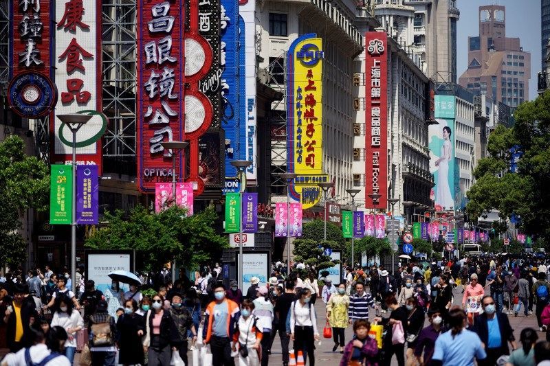 China: em junho, três restaurantes em Xangai foram multados em 5 mil yuans (US$ 685) cada por servirem pepino ralado em cima de macarrão frio sem licença, provocando um alvoroço