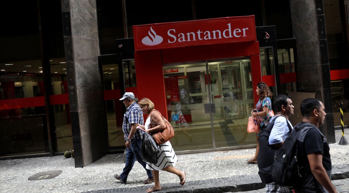 Pessoas passam em frente a agência do Banco Santander no centro do Rio de Janeiro