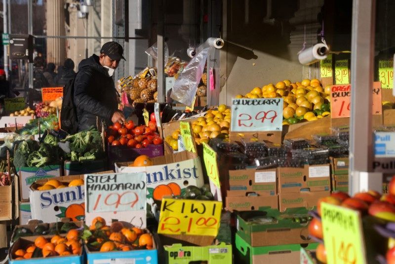 Preços de frutas e legumes expostos em loja no Brooklyn, em Nova York