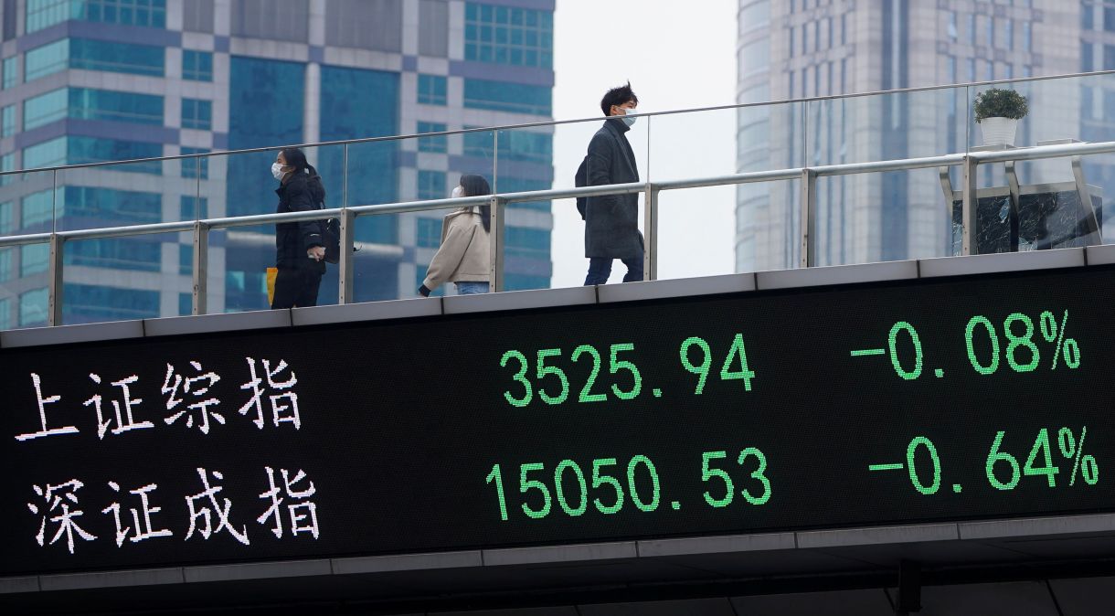 Telão em Xangai mostra flutuações dos mercados acionários