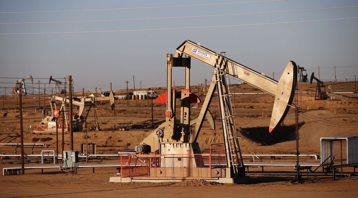 Campo de petróleo em Bakersfield, Califórnia, EUA.