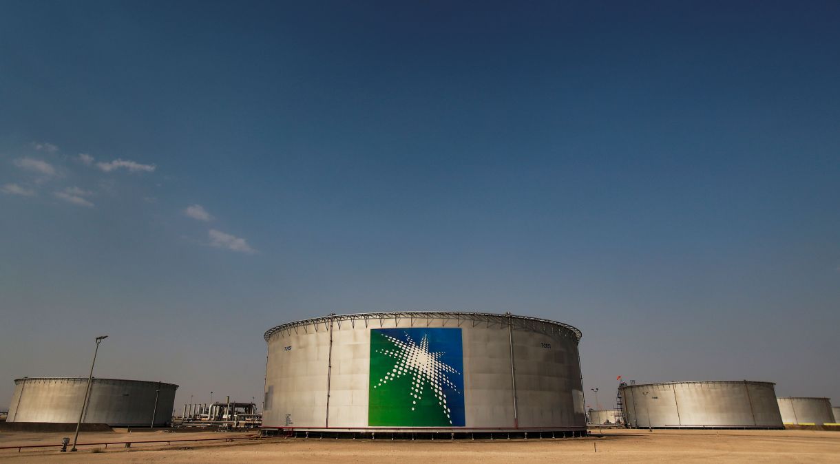 Tanques da Saudi Aramco na Arábia Saudita: Este ano, preços do petróleo subiram para recordes, favorecendo a empresa