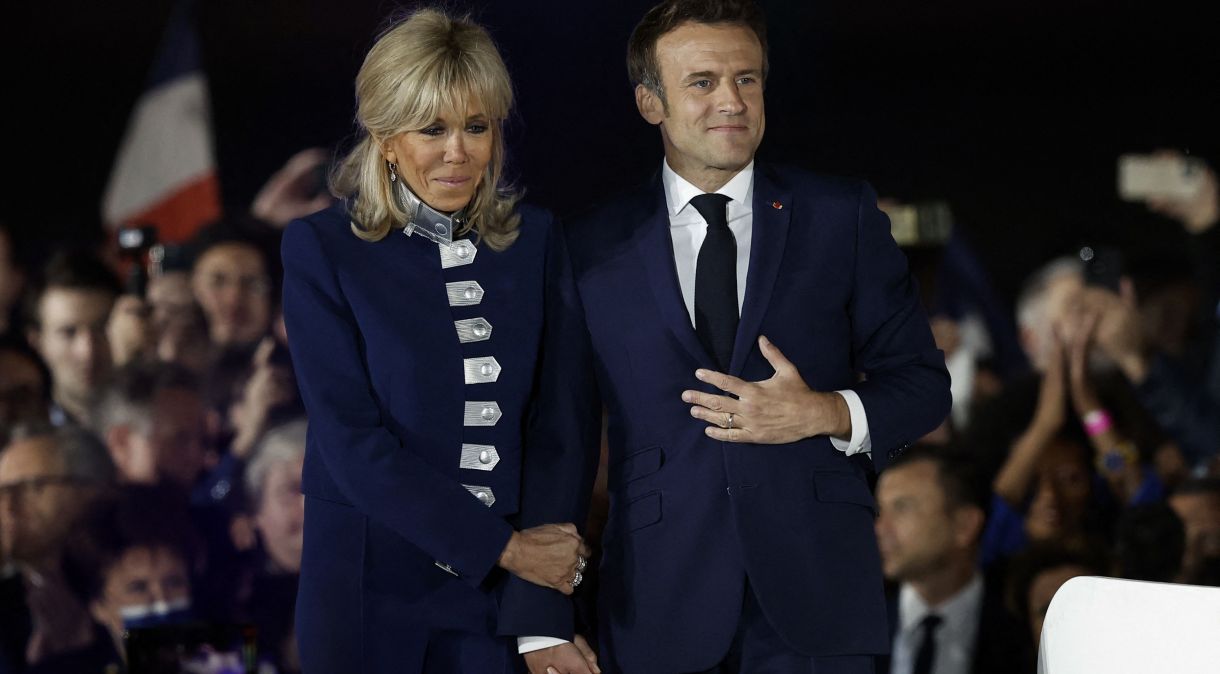 Presiedente da França, Emmanuel Macron, ao lado de sua esposa, Brigitte Macron, depois de ser reeleito