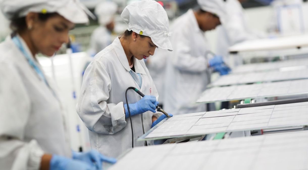Funcionárias trabalham na produção de equipamentos de energia solar em fábrica em Campinas, SP