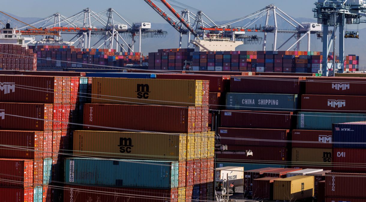 Contêineres empilhados são mostrados enquanto os navios descarregam suas cargas no Porto de Los Angeles, Califórnia, EUA, 22 de novembro de 2021. REUTERS/Mike Blake