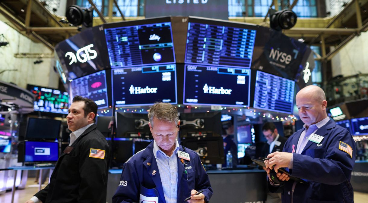 Traders trabalham em pregão na Bolsa de Valores de Nova York (NYSE), em Nova York, EUA