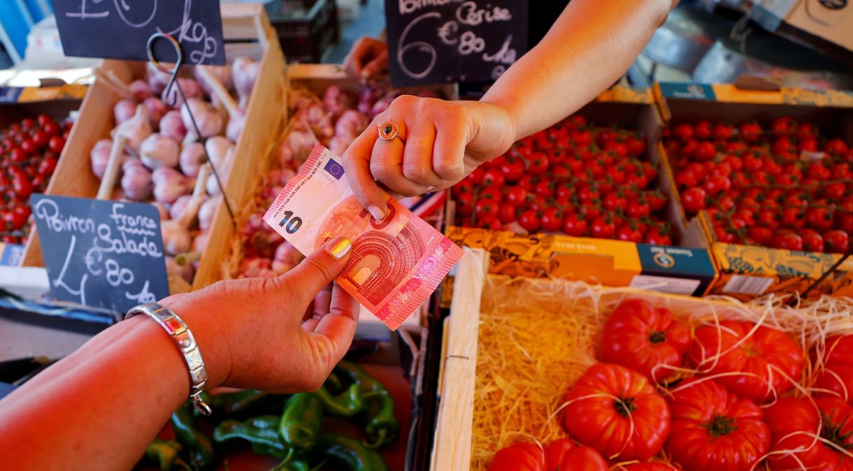 Consumidor paga com euro em mercado em Nice, na França