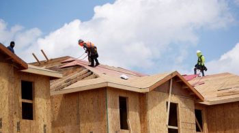 Redução nas taxas de hipoteca e melhora na confiança dos construtores sugerem que mercado imobiliário está perto de encontrar piso