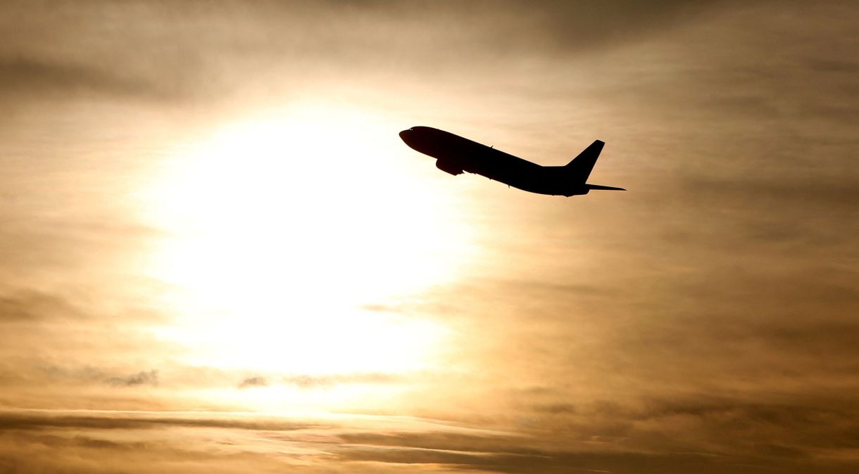 Avião é visto contra o sol no aeroporto internacional de Munique, Alemanha
