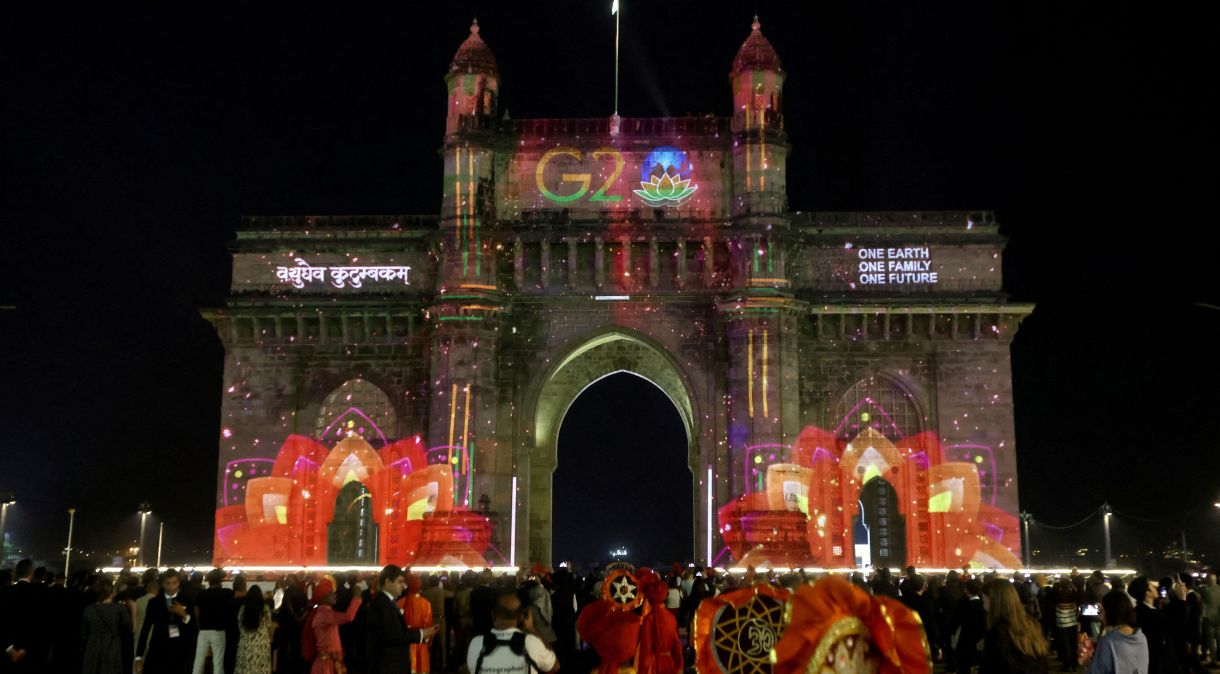 Monumento Porta da Índia em Mumbai é iluminado para marcar a presidência indiana do G20