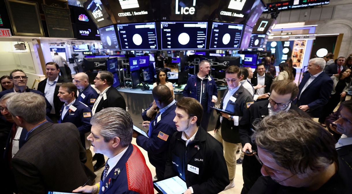Operadores trabalham no pregão da Bolsa de Valores de Nova York (NYSE) na cidade de Nova York, EUA
