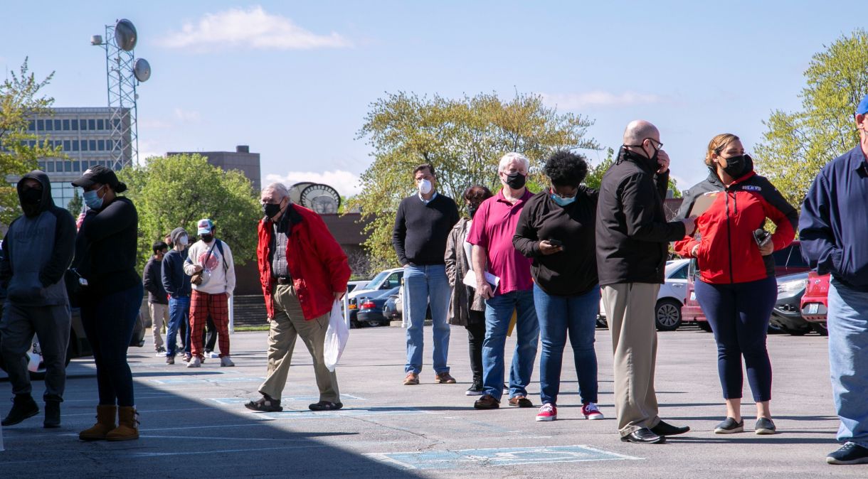 Pessoas fazem fila em centro de emprego em Kentucky, EUA
