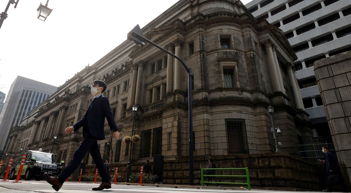 Homem caminha em frente à sede do Banco do Japão em Tóquio