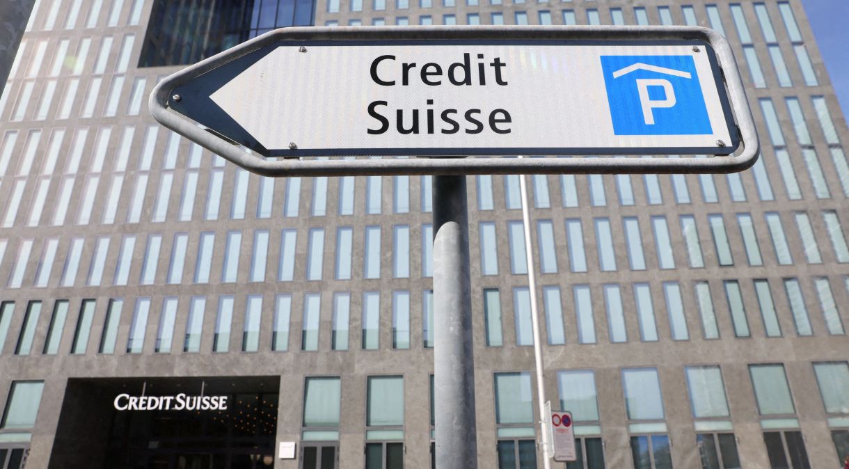 Placa com indicação do Credit Suisse em frente a prédio de escritórios em Zurique, Suíça