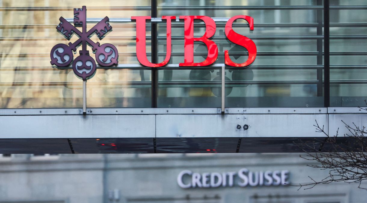 Logos dos bancos UBS e Credit Suisse em Zurique, Suíça