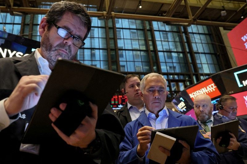 Traders operam na Bolsa de Valores de Nova York