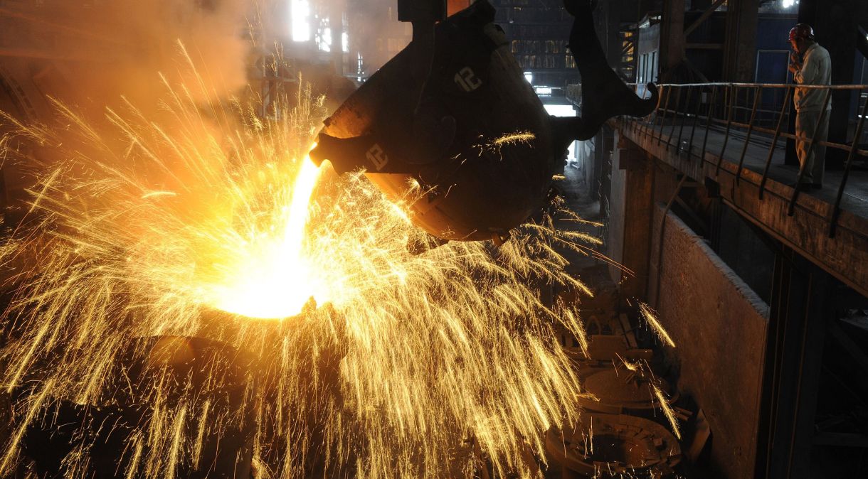 O ferro é utilizado como matéria-prima do aço, que é aplicado na fabricação de ferramentas e veículos, por exemplo