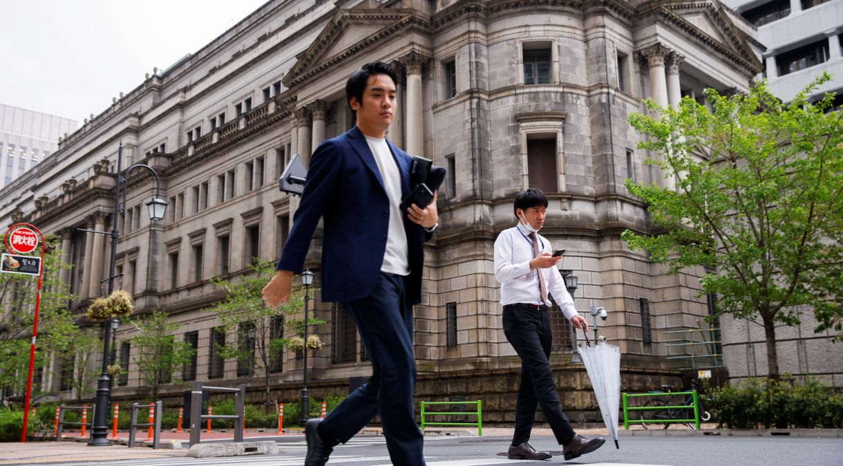 Pedestres caminham em frente ao Banco do Japão, em Tóquio