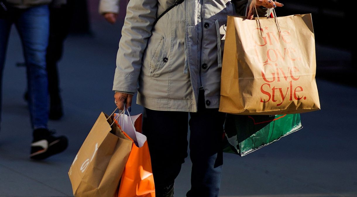 Mulher carrega sacola de compras em Nova York