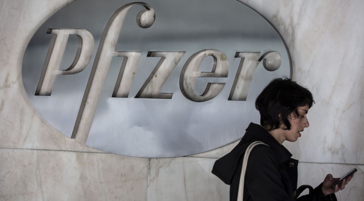 Logo da Pfizer no prédio da empresa em Nova York
