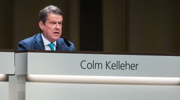 Colm Kelleher afirmou que fusões de bancos às vezes podem levar a turbulência, com clientes sacando seus recursos, embora isso tenda a acontecer muito rapidamente