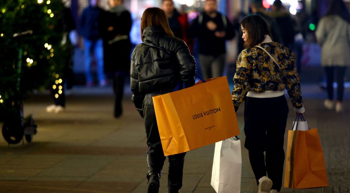 Mulher carrega sacolas de compras em Berlim