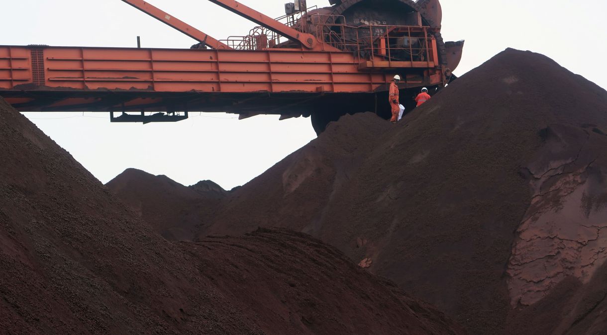 Pilha de minério de ferro no Porto de Dalian, na China