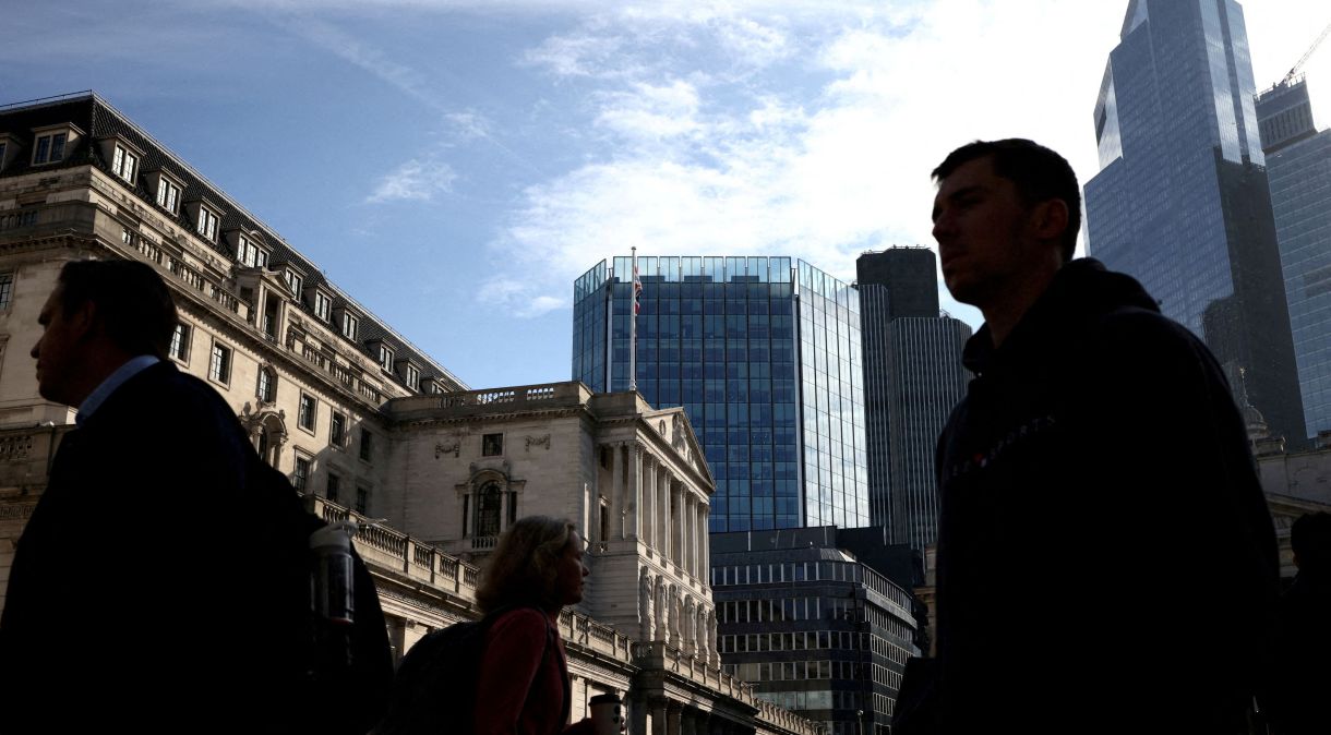 Banco da Inglaterra eleva juros em meio a notícias "significativas" sugerindo que a inflação britânica levará mais tempo para cair