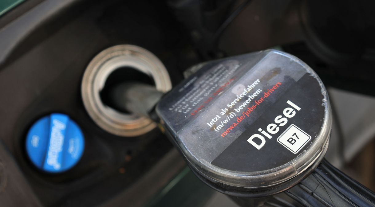 A diferença entre o diesel vendido no Brasil e no exterior já chega a R$ 1,29 por litro.
