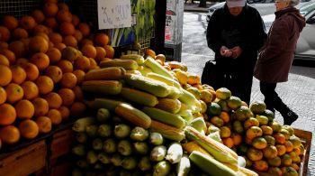 Uruguaios estão cruzando a fronteira para comprar comida e combustível baratos em território argentino