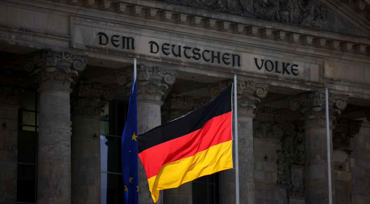 Bandeira da Alemanha em frente ao prédio do Reichstag em Berlim