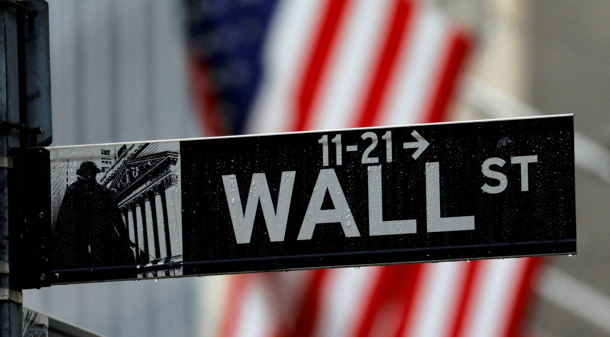 Pingos de chuva em placa de Wall Street do lado de fora da Bolsa de Valores de Nova York, em Manhattan, Nova York, EUA26/10/2020