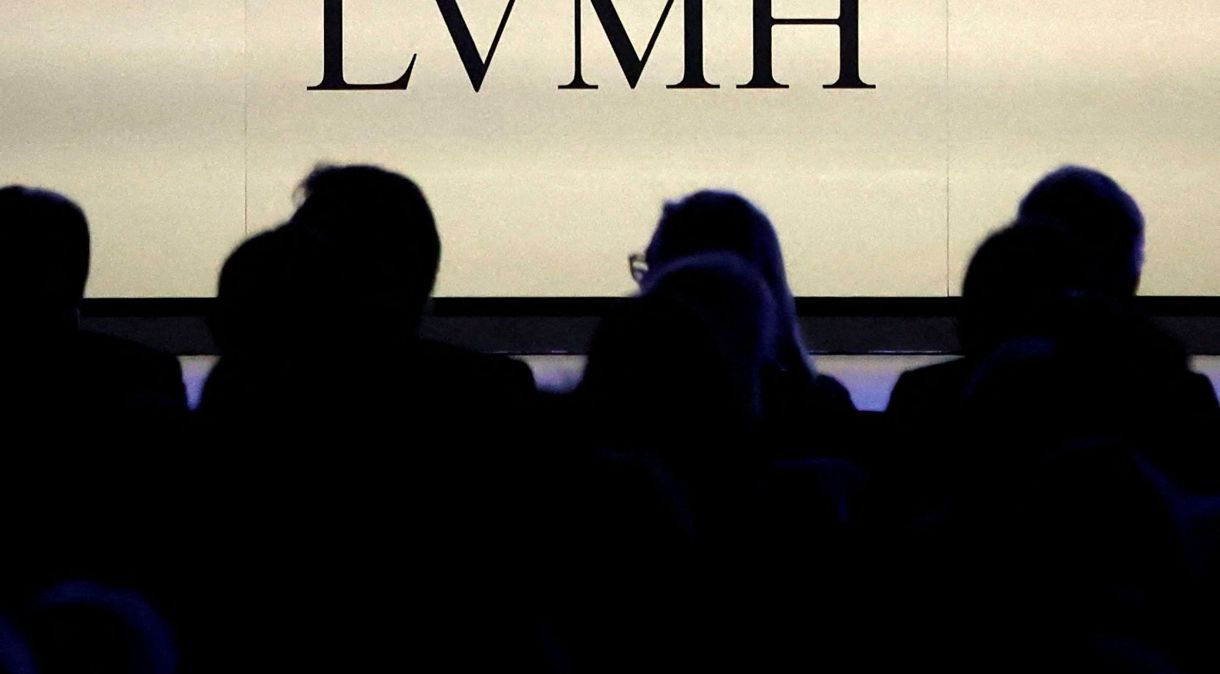 Logotipo da LVMH durante reunião com acionistas em Paris, França