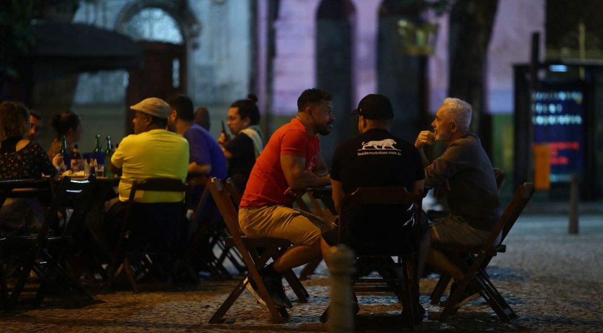 Clientes conversam em bar no Rio de Janeiro, Brasil