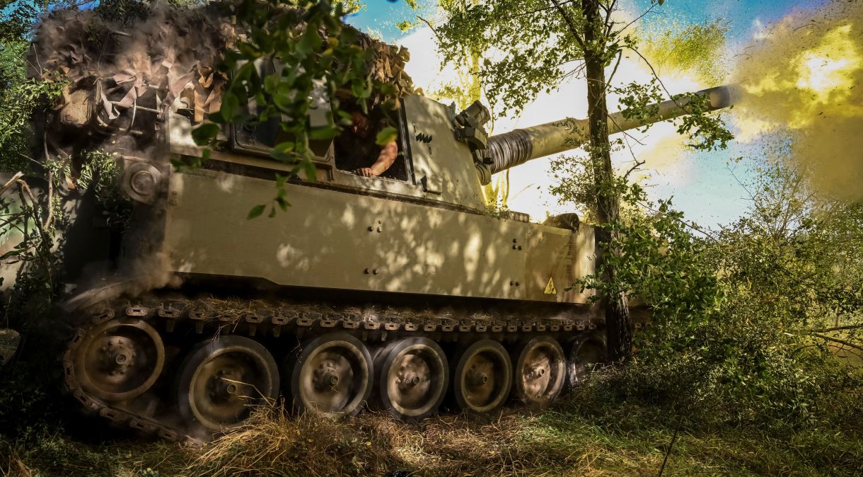 Equipamento de combate ucraniano dispara contra tropas russas na região de Donetsk