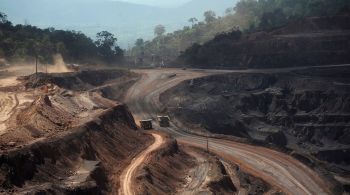 Contratos futuros de minério de ferro caíram com a referência da bolsa de Cingapura mantendo um pouco acima do nível de suporte de US$ 100 por tonelada