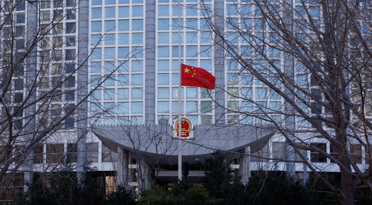 Bandeira da China em frente do Ministério de Relações Exteriores em Pequim