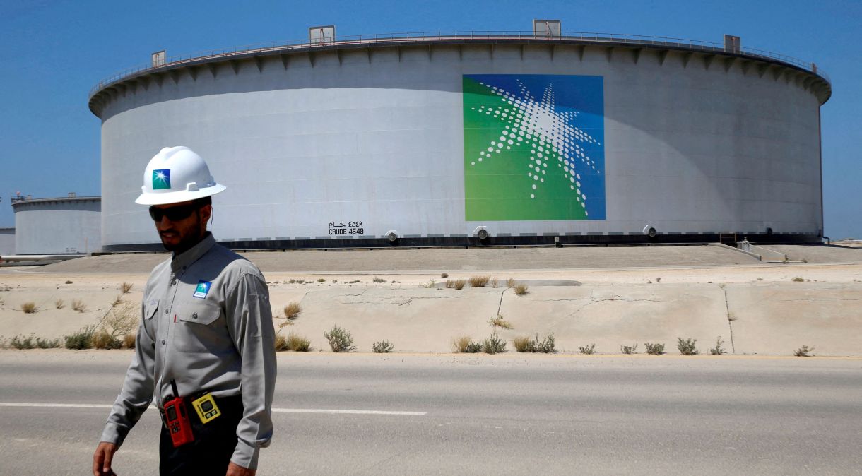 Trabalhador em frente a refinaria da Saudi Aramco