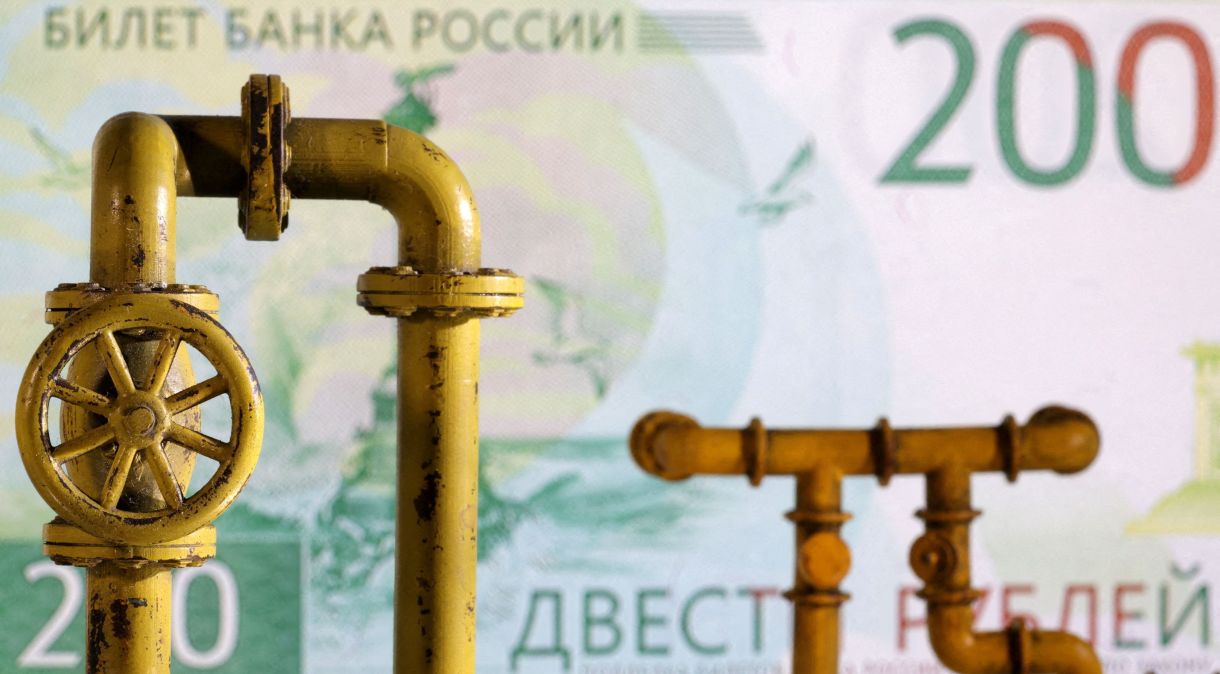 Ilustração de gasoduto em frente a uma nota do rublo russo
