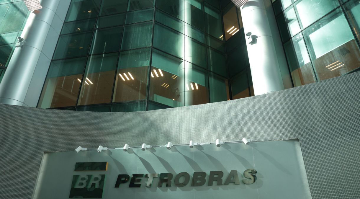 Logo da Petrobras no prédio da estatal no Rio de Janeiro