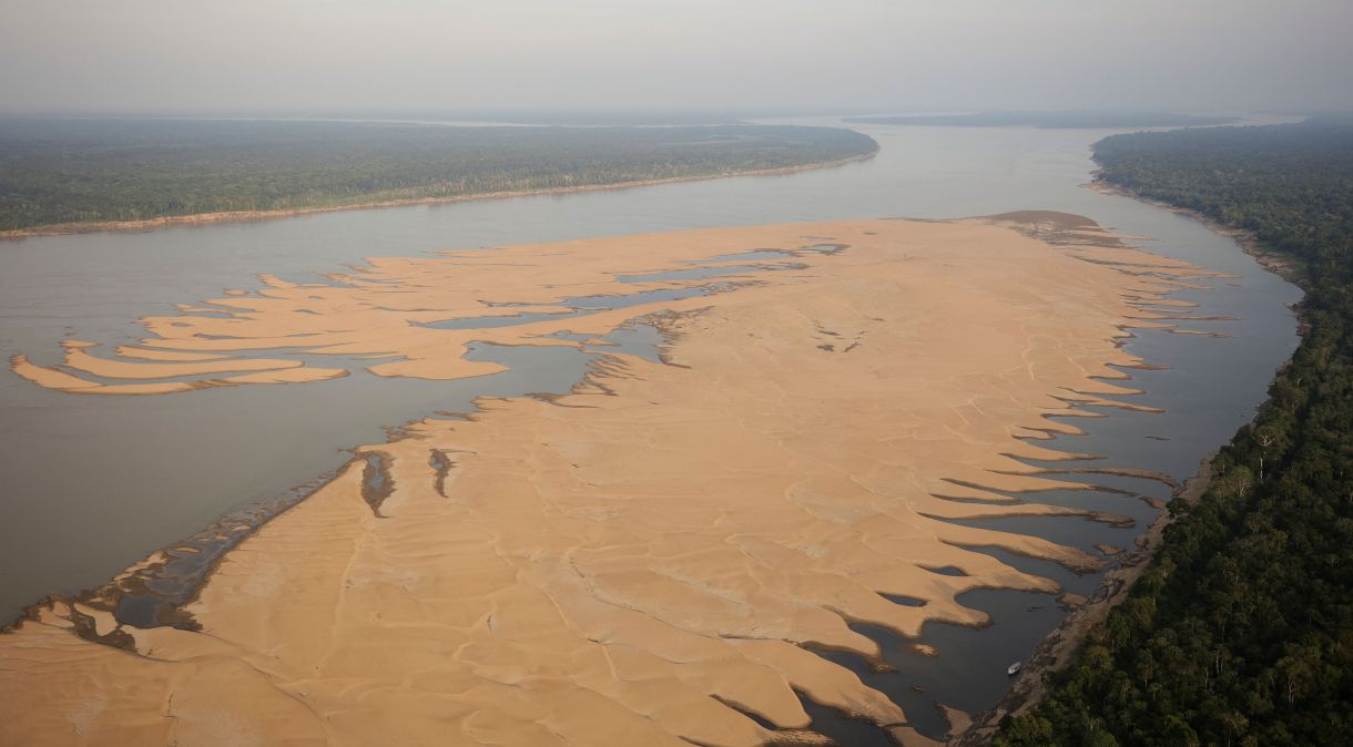 Vista aérea de rio Solimões atingido por estiagem, próximo de Alvares, no Amazonas