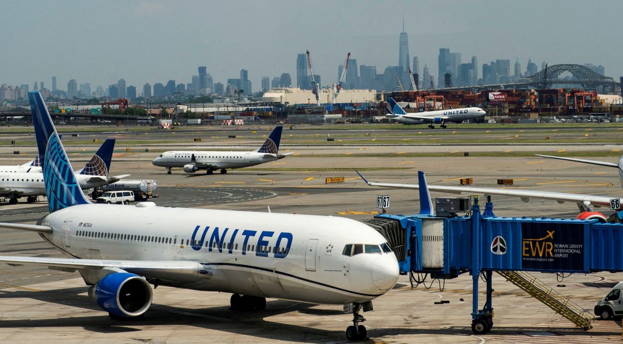 Aviões da United Airlines em aeroporto de Newark, um dos que vai retomar voos para Israel