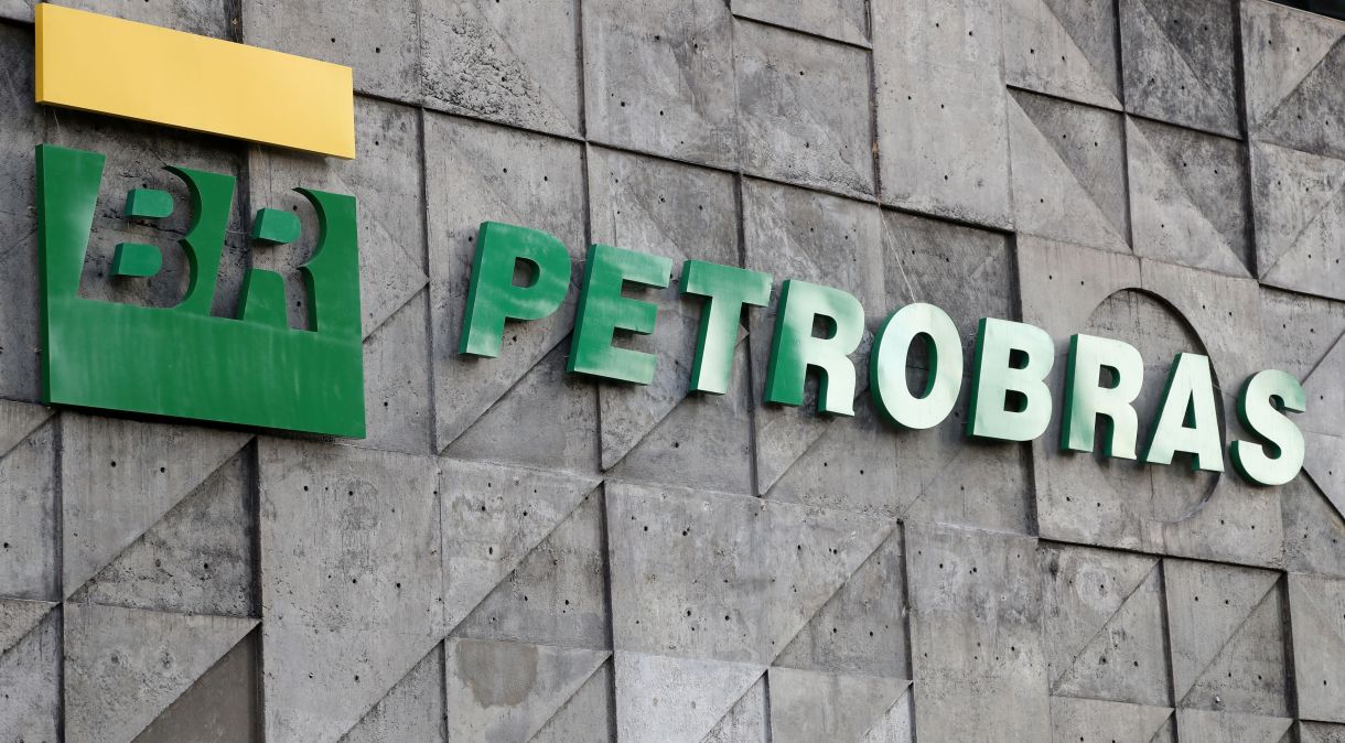 Logo da Petrobras na sede da empresa