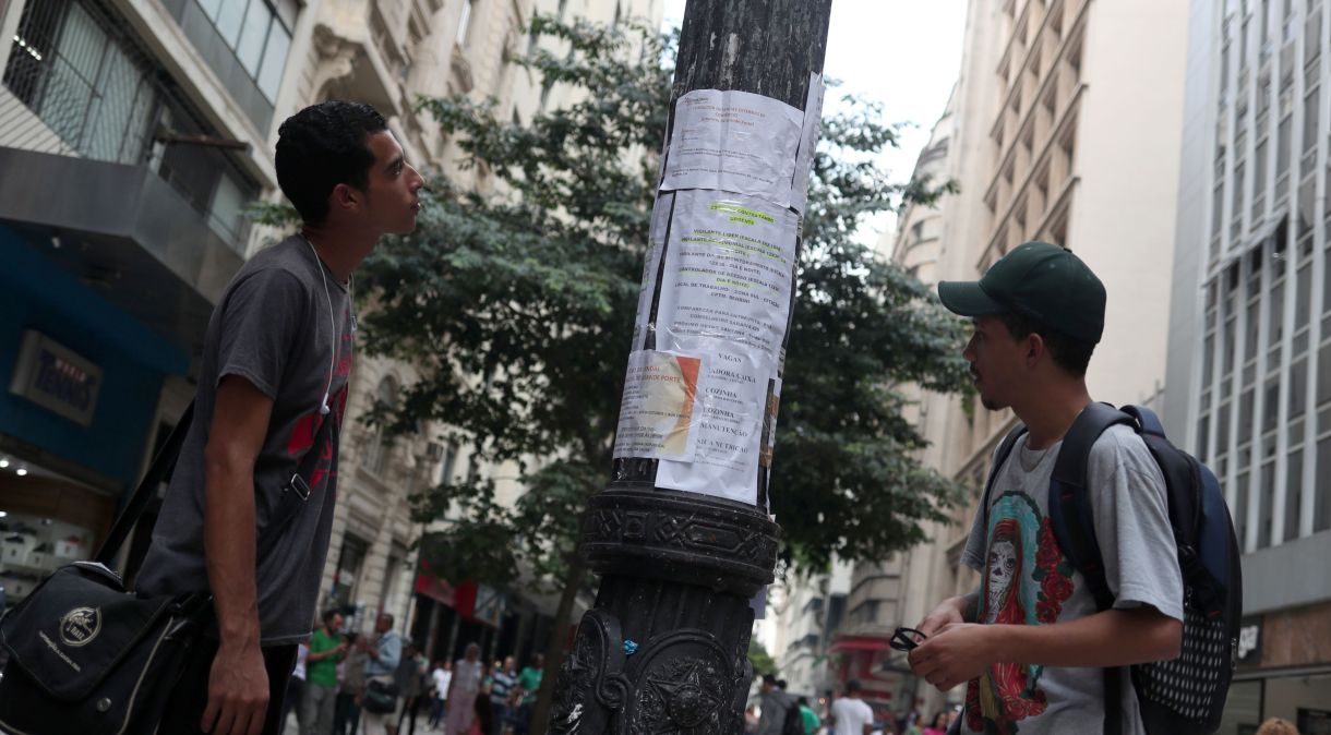 Jovens buscam oportunidades de emprego no centro de São Paulo