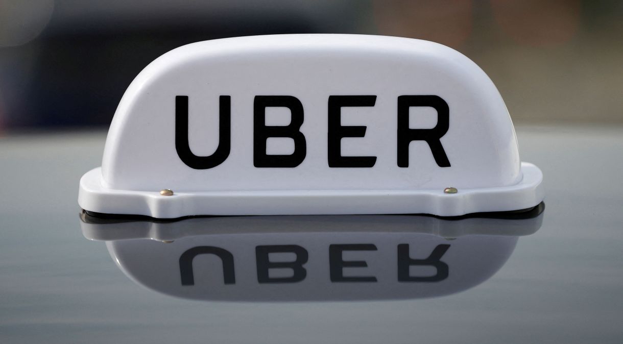 Logo da Uber em carro