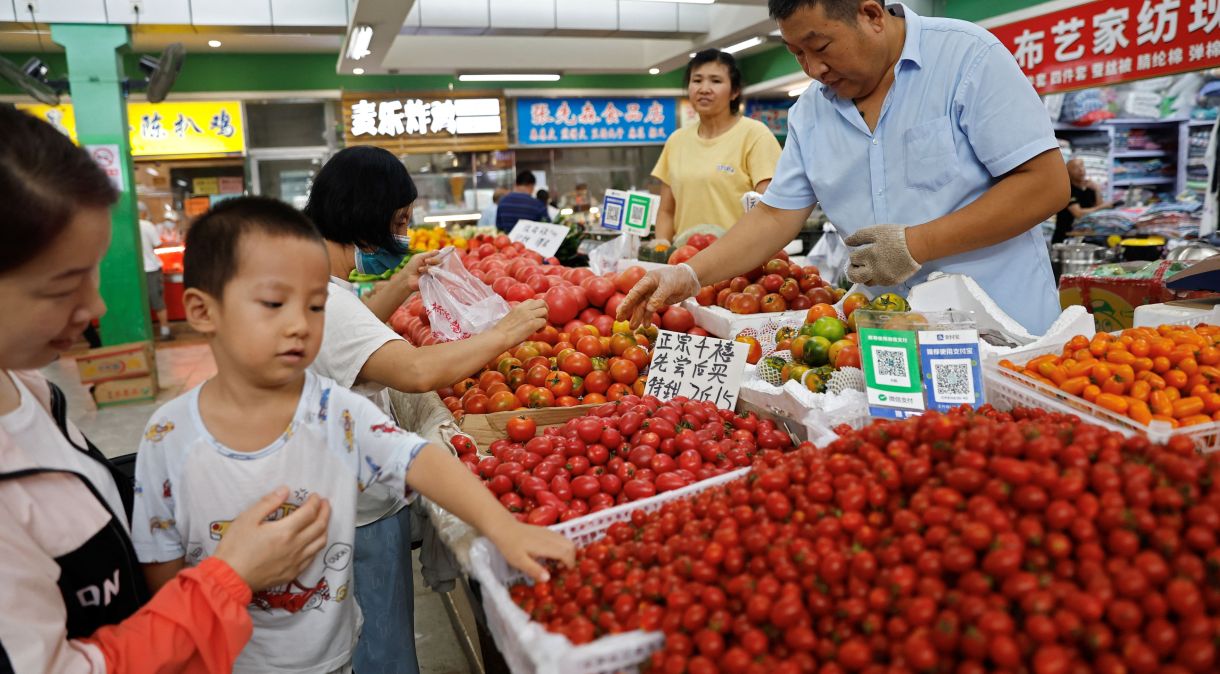 Mercado em Pequim: Segunda maior economia do mundo enfrenta crise imobiliária, elevado desemprego juvenil e uma confiança moderada dos consumidores