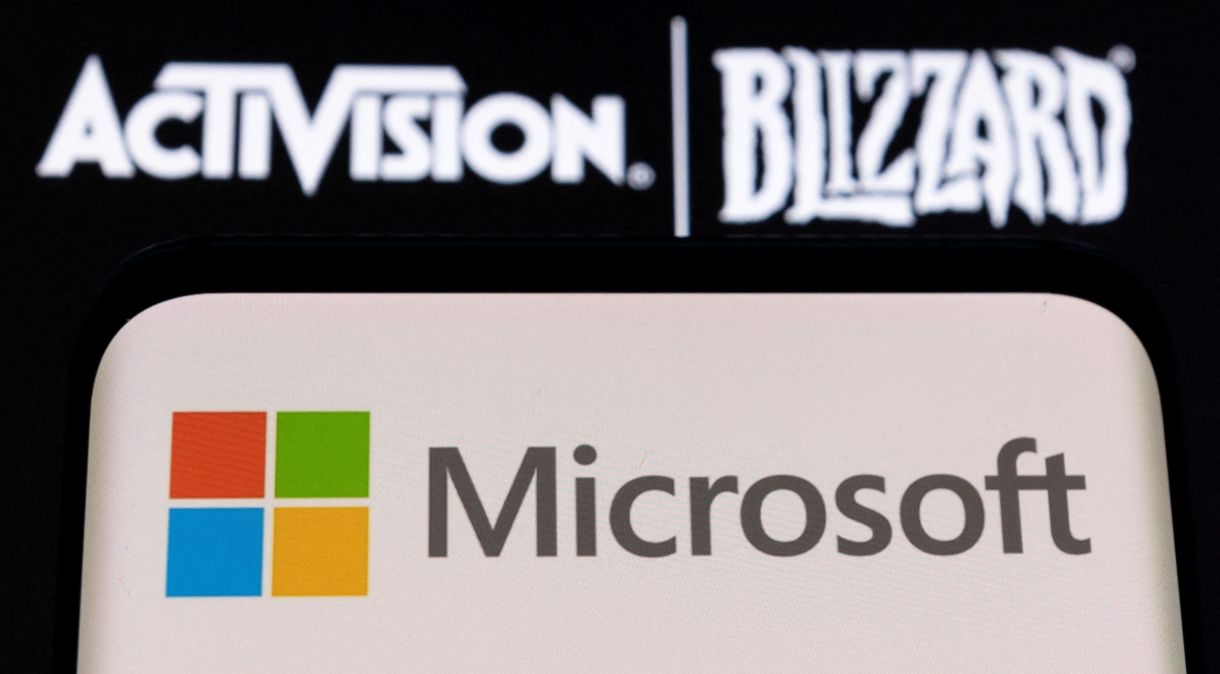 Logotipos da Microsoft e da Activision Blizzard exibidos em ilustração